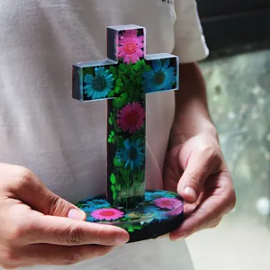 Ornement de croix en resine fait main avec des fleurs sechees et un design epoxy transparent