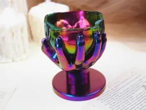 Regenbogen schillernder Totenkopf Kerzenhalter mit Hand Design, gotische Heimdekoration.