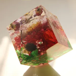 Fermacarte a cubo in resina fatto a mano con fiori secchi incorporati, ornamento.