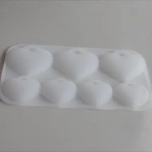 Dettaglio in primo piano dello stampo in silicone a 6 cavità a cuore per ciondoli in resina.