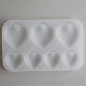 Dettaglio dello stampo in silicone con cavità a forma di cuore per ciondoli fai da te.