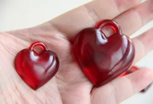 Ciondolo a cuore 3D in resina traslucida rossa ciondolo artigianale fai da te taglia mano.