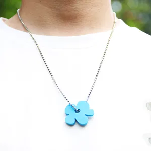 Chice blaue Blumen-Anhänger Halskette mit filigraner Perlenkette, stilvolles Indie-Schmuckstück.