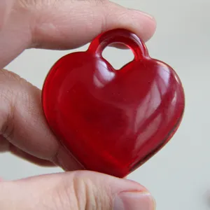Vista dettagliata dello stampo per ciondolo cuore rosso, resina epossidica lucida.
