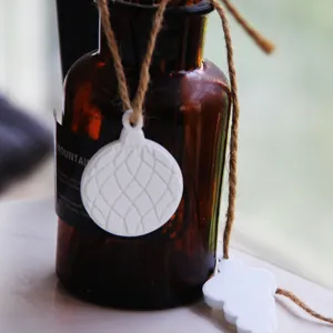 Detailaufnahme eines weißen Gips-Aroma-Diffusor-Ornaments mit Juteknauf-Aufhänge-Design.
