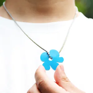 Detailansicht Harz Blumenanhänger Halskette, lebendiges Blau, trendiges Modeschmuckstück.
