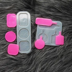 Nahaufnahme Detailansicht von DIY Silikonharzformen und Mini rosa Tablett-Werkstücken.