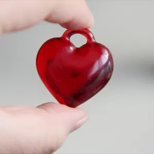 Vista dettagliata del ciondolo a cuore rosso gonfio, charm romantico per accessori di gioielli fai da te.