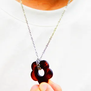 Schildpatt Blumen Anhänger Halskette mit Silberkette, stilvoller Harz Gänseblümchen Schmuck.