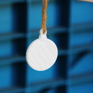 Weißer strukturierter runder Hängeornament-Anhänger mit Juteschnur, minimalistisches Detail.