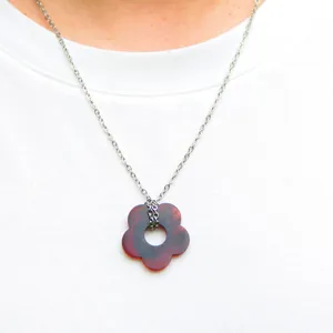 Minimalistische Blumen-Anhänger Halskette mit feiner Metallkette, elegantes Schmuckstück.