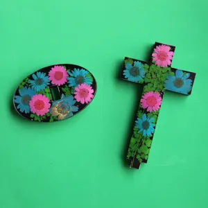 Résine fleur séchée croix et ovale artisanat détail vue, accessorio decoratif fait main.