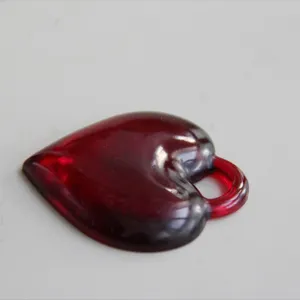 Primo piano dettagliato dello stampo per ciondolo a cuore 3D lucido con superficie in resina.