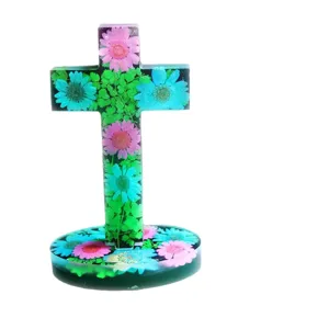 Ornement de croix en résine décorative avec fleurs séchées et socle rond pour bureau
