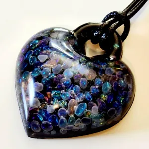 Stupenda collana con ciondolo a cuore 3D con pietre di cristallo blu e viola scintillanti.