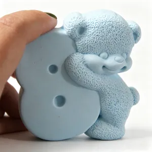 Primo piano dello stampo in silicone numero 8 orso blu per decorazione torta e candela.