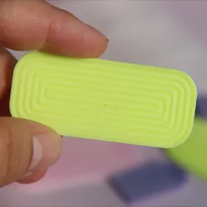 Primer plano detalle de molde de silicona mini bandeja textura ondas para manualidades resina.