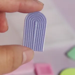 Detalle de bandeja mini morada en arco, accesorio de molde de resina hecho a mano de cerca.
