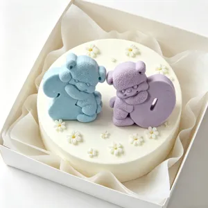 Vista dettagliata della simpatica formina in silicone con orsetti blu e viola per decorare torte.