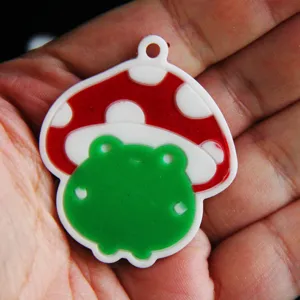 Süßer Pilz Frosch Anhänger Detailansicht, ideal für DIY Schmuckherstellung und Basteln.