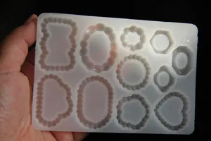 Silikonform mit mehreren verschiedenen Perlenrand Motiven fur Epoxidharz und Ton Schalen.