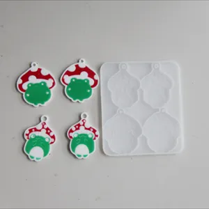 Detailaufnahme der süßen Pilz-Frosch-Silikonform und fertigen Epoxidharz-Anhänger.