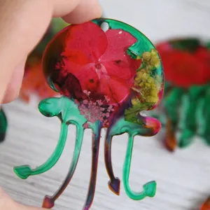 Handgefertigter Epoxidharz Quallen Anhänger mit echten getrockneten Blumen, farbiges DIY Schmuckstück.