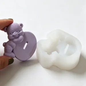 Dettaglio dello stampo in silicone con simpatico design a orsetto per candele e decori.