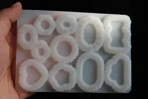 Silikonform Detail mit Perlenrand für Harz und Schmuckherstellung in verschiedenen Formen.