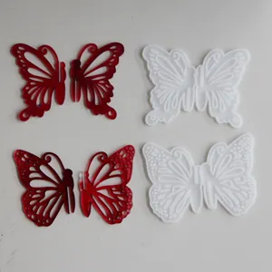 Detailopname van 3D vlinder siliconen mallen met holle vleugeltexturen en handige montagesleuven.