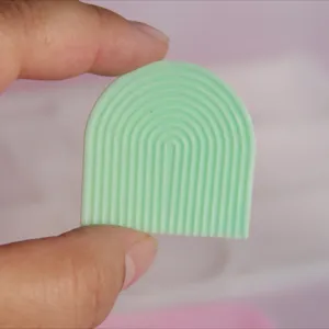 Primer plano detallado de un mini molde de resina o bandeja ondulada verde menta.