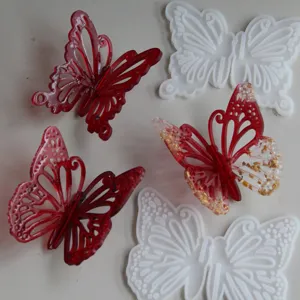 Detailopname van 3D vlinder siliconen mallen en epoxy hars ambachtelijke afgewerkte stukken.