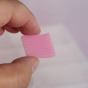 Vista detallada de una mini bandeja ondulada rosa de resina, perfecta para miniaturas.