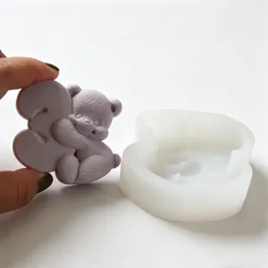 Dettaglio stampo in silicone numero orsetto che mostra candela e sapone finiti per decorazione dolce.