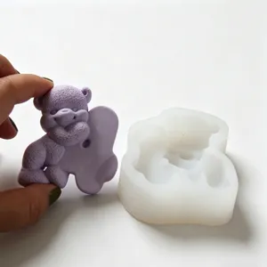 Stampo in silicone con simpatico orsetto per candele, sapone e decorazione torte fai da te.