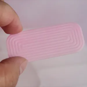 Detalle de mini molde de silicona rosa, primer plano de bandeja artesanal de resina