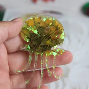 Handgefertigter Epoxidharz-Quallen-Anhänger mit getrockneten Blumen und Glitzer, einzigartig.
