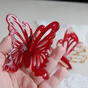 Rode 3D holle vlinder ambacht detail weergave, doorzichtig hars ornament stuk.
