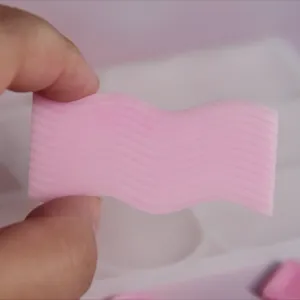 Primer plano de mini bandeja ondulada rosa, detalle de resina hecho a mano muy bonito.