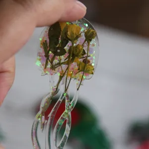 Epoxidharz Quallen Anhänger mit gelben Rosen und Glitzer für einzigartige DIY Kunsthandwerk.