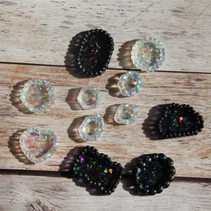 Kleine Harz-Schalen-Cabochons mit Perlenrand und holografischem Glitzer für Schmuck. Detailansicht.