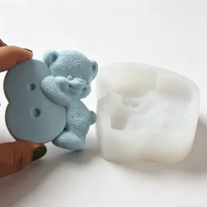 Vista dettagliata dello stampo in silicone orso numero 8 e candela blu per dolci
