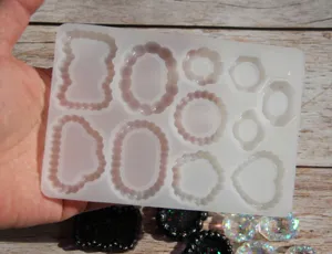 Detailansicht der Silikonform mit verschiedenen Vintage-Perlenrandformen für DIY-Harzhandwerk.