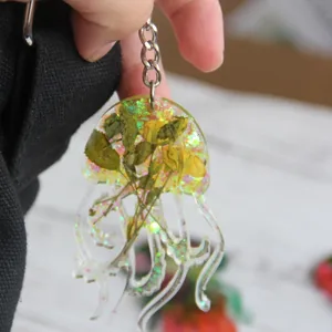 Epoxidharz Quallen Schlüsselanhänger mit Trockenblumen Detail handgemachter Anhänger Accessoire.