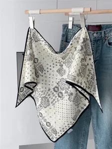 Schwarzes Paisleymuster großes Dreiecktuch, sommerliches Kopftuch und dekoratives Seidentuch.