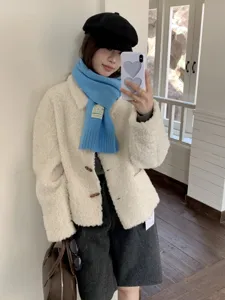 Gros plan de l'écharpe en tricot bleu doux et de la tenue d'hiver, texture chaleureuse.