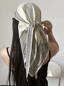 Schwarzes Paisley-Dreiecktuch, elegantes Seidentuch als Kopftuch für sommerliche Damenmode.