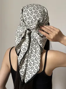 Schwarzes und weißes Paisley Dreiecktuch, stilvolles Haaraccessoire für den Sommer.