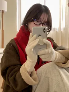 Détail d'écharpe et de gants d'hiver douillets, texture douce, style décontracté et chaud.
