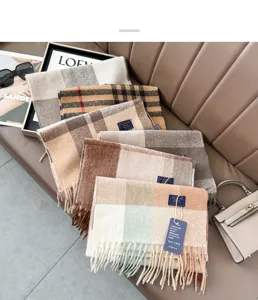 Nahaufnahme des klassischen Karo-Kaschmir-Schals mit feiner Textur und Fransen-Details.